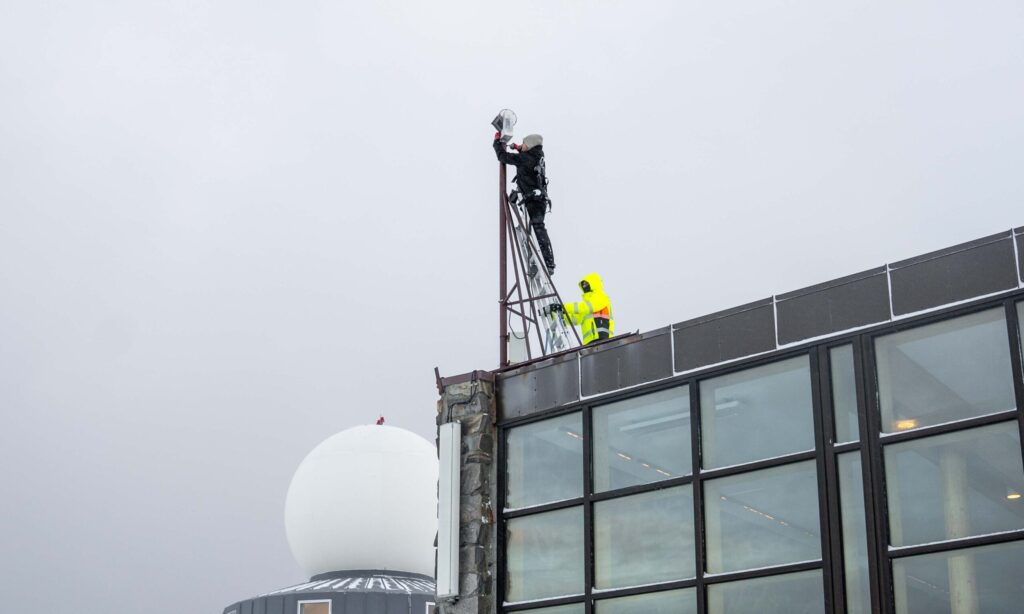 Montering av 360° webkamera på taket ved Nordkapp i vintervær.
